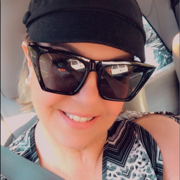 Meet your Posher, Carly - Picture 15 of 17